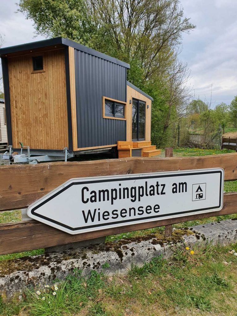 Wegweisendes Schild zum Campingplatz